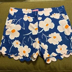Isaac Mizrahi Scalloped Edge Shorts